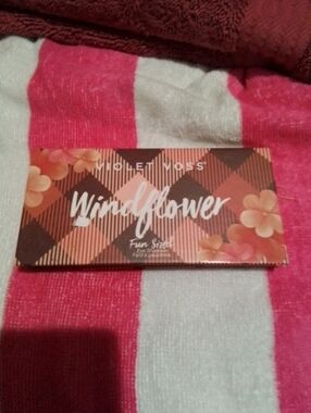 Violet Voss Windflower Mini Eyeshadow Palette - Morphe Fan Makeup Brush